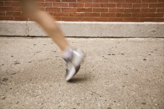 Blurred legg of woman jogging. Photo : Kristin Lee