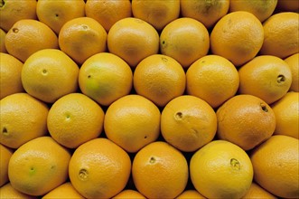 Stack of oranges on market. Photo: Antonio M. Rosario