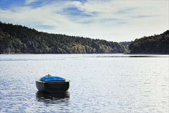 France, Brittany, Morbihan Department, Lac de Guerledan, Small boat on lake. Photo : Jon Boyes