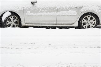 USA, New York State, Brooklyn, Williamsburg, car on street during blizzard. Photo : Jamie Grill