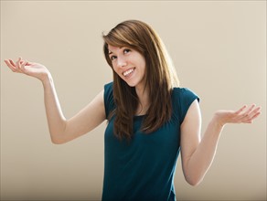 Studio portrait of young woman gesturing. Photo : Mike Kemp