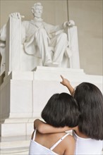 USA, Washington DC, Lincoln Memorial, two girls (10-11] looking at Lincoln statue. Photo : Chris