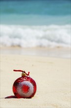 Mexico, Playa Del Carmen, christmas decoration on beach. Photo: Tetra Images