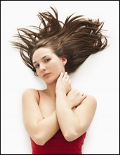 Studio portrait of young woman with windswept hair. Photo : Mike Kemp
