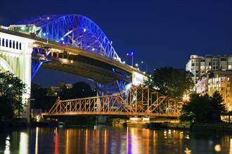 USA, Ohio, Cleveland, Bridge crossing Cuyahoga River at night. Photo: Henryk Sadura