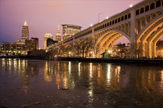 USA, Ohio, Bridge crossing Cuyahoga River at dusk Cleveland. Photo : Henryk Sadura