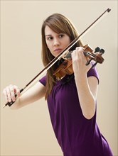 Young woman playing violin. Photo : Mike Kemp