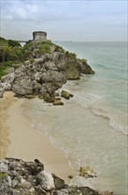 Mexico, Tulum, ancient ruins on beach. Photo : Tetra Images