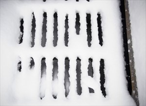 USA, New York State, Brooklyn, Williamsburg, snow covered sewer grate. Photo : Jamie Grill