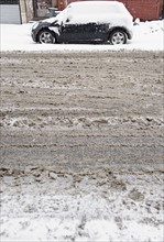 USA, New York State, Brooklyn, Williamsburg, tire tracks on snow covered street. Photo : Jamie