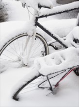 USA, New York State, Brooklyn, Williamsburg, bicycles in snow. Photo : Jamie Grill Photography