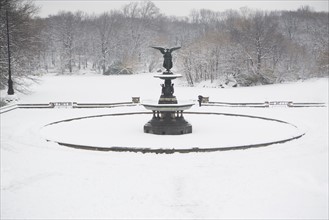 USA, New York City, Central Park, Bethesda fountain in winter. Photo: fotog
