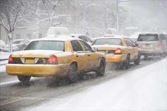 USA, New York City, yellow cabs on snowy street. Photo: fotog