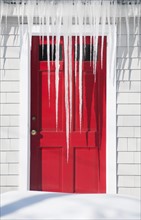 USA, Maine, Camden, icicles over red door. Photo : Daniel Grill