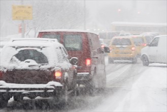 USA, New York City, city traffic in snowstorm. Photo: fotog