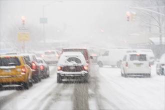 USA, New York City, city traffic in snowstorm. Photo: fotog