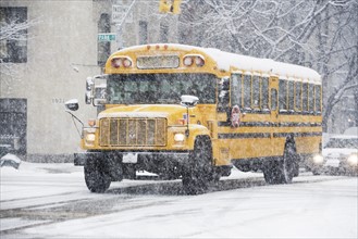 USA, New York City, school bus in blizzard. Photo: fotog
