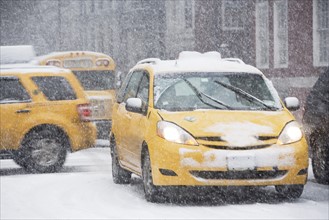 USA, New York City, traffic in blizzard. Photo: fotog