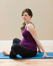 Young pregnant woman exercising. Photo : Mike Kemp