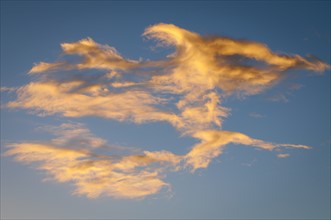 USA, Oregon, Cloud on blue sky. Photo: Gary Weathers
