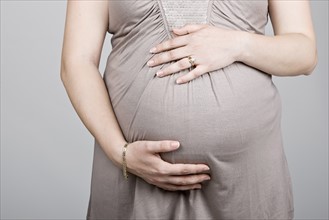 Studio shot of pregnant woman. Photo : Justin Paget
