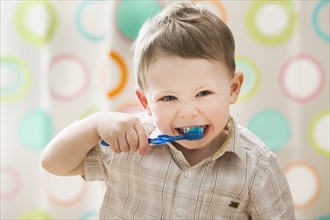 Boy (2-3) brushing teeth. Photo : Mike Kemp