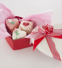 Studio shot of box of heart-shaped candies. Photo : Daniel Grill