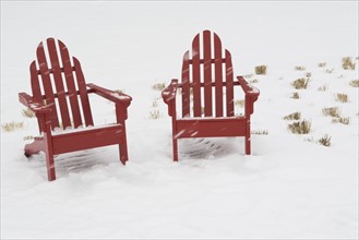 USA, New York City, two adirondack chairs in snow. Photo : fotog