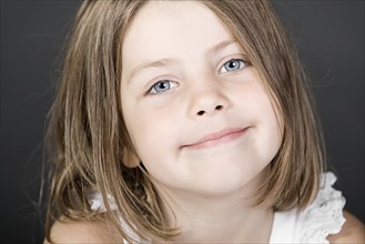 Studio portrait of smiling girl (6-7). Photo : Justin Paget