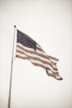 USA, Pennsylvania, American flag flying on mast. Photo: Chris Hackett