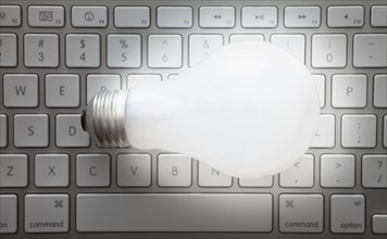 Light bulb on keyboard. Photo : Mike Kemp