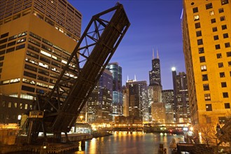 USA, Illinois, Chicago, Chicago River illuminated at night. Photo : Henryk Sadura