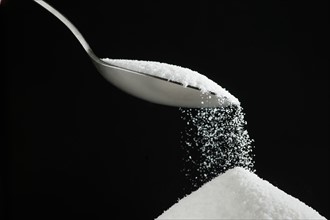 Spoon and heap of sugar.