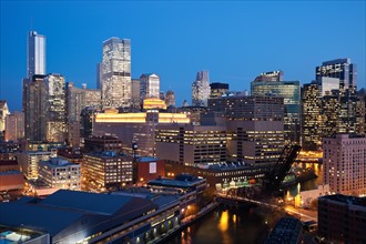 USA, Illinois, Chicago, Skyline and river illuminated at night. Photo : Henryk Sadura