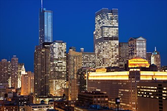 USA, Illinois, Chicago, Skyline with Merchandise Mart illuminated at night. Photo : Henryk Sadura