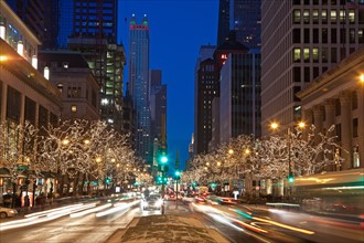 USA, Illinois, Chicago, Michigan Avenue illuminated at night. Photo : Henryk Sadura