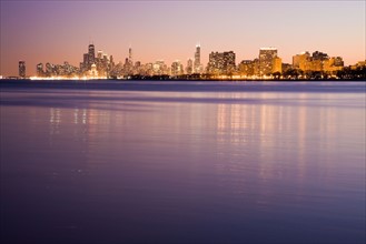 USA, Illinois, Chicago, City skyline over Lake Michigan. Photo : Henryk Sadura