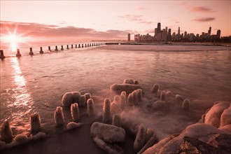 USA, Illinois, Chicago, City skyline over Lake Michigan. Photo : Henryk Sadura