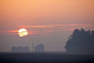 USA, Illinois, Springfield, Farm at sunrise. Photo : Henryk Sadura