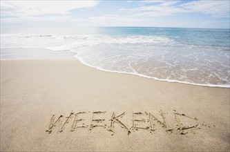 USA, Massachusetts, Word "weekend" drawn on sandy beach. Photo : Chris Hackett
