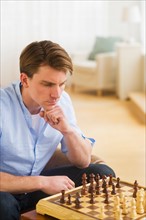 Man playing chess. Photo : Daniel Grill