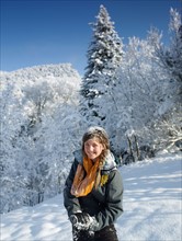 USA, Colorado, portrait of young woman in winter landscape. Photo : John Kelly