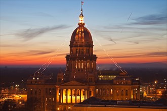 USA, Illinois, Springfield, State Capitol Building illuminated at sunset. Photo : Henryk Sadura
