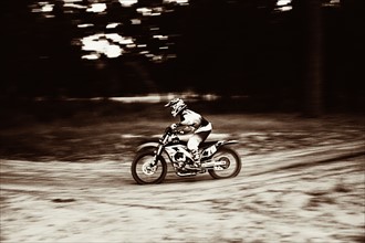 USA, Texas, Austin, Cross motorcyclist on sandy track. Photo : King Lawrence
