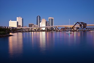USA, Florida, Jacksonville, City skyline at dusk. Photo : Henryk Sadura