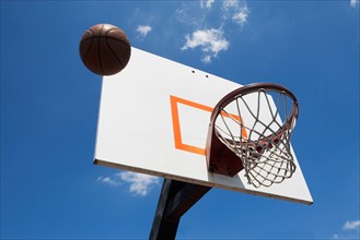 USA, Florida, Miami, Low angle view of basketball flying into hoop. Photo : fotog