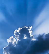Sunbeams breaking through clouds. Photo : Daniel Grill