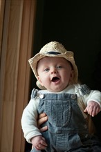 Baby boy wearing cowboy hat. Photo : Noah Clayton