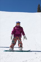 Girl (10-11) snowboarding . Photo : db2stock