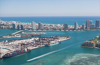 USA, Florida, Miami, Cityscape with coastline. Photo : fotog